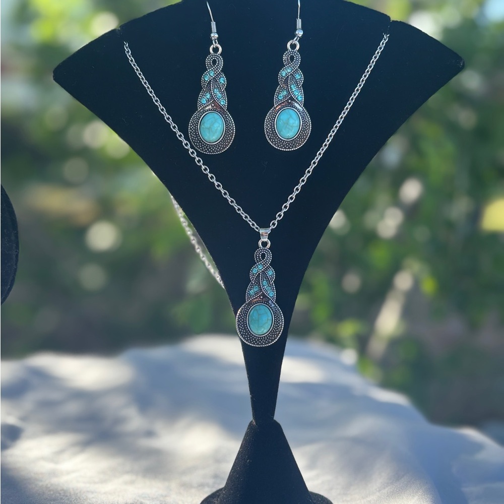Elegant Silver and Turquoise Jewelry Set
